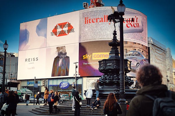 The first Piccadilly Circus OOH ad aired in 1908 in the UK. Today, it’s a landmark for some of the world’s best outdoor ads.
